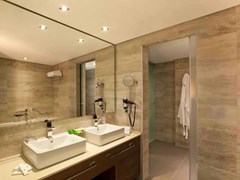 Boutique 5 Hotel & Spa: Executive Suite Bathroom - photo 35
