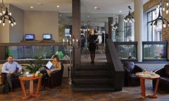 Wellton Centrum Hotel & Spa: Лобби отеля с аквариумами океанической рыбы - photo 6