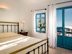 Absolute Bliss Imerovigli Suites: Classic Room - photo 6