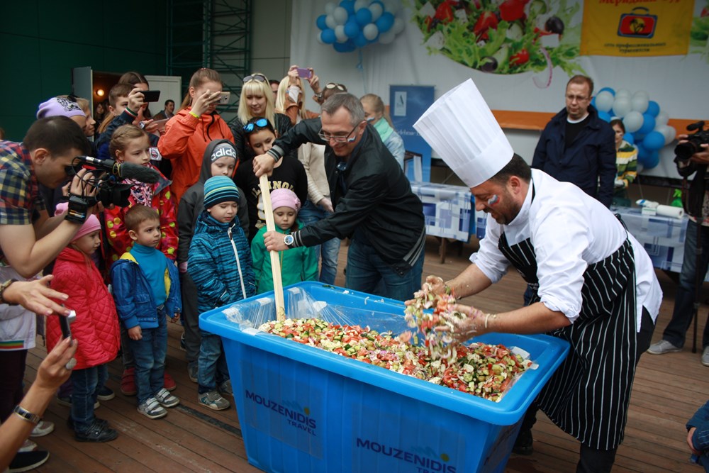 The Company Mouzenidis Travel is ready for Guinness World Records in the Red Square!