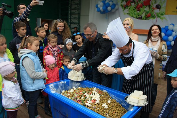 Смотрите фотоотчет: «Как мы готовили гигантский греческий салат в Подольске»!