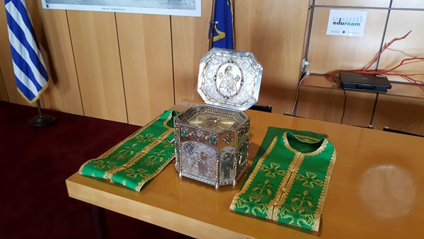 Почетный консул Беларуси г-н Музенидис встретил святые мощи преподобного Силуана Афонского в аэропорту Македония (Салоники)