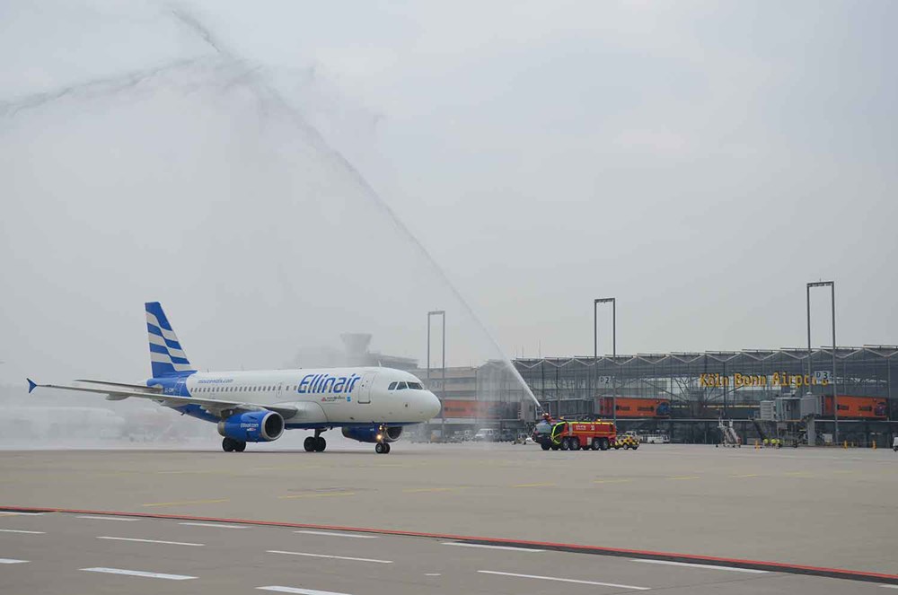 Υδάτινη αψίδα για το πρώτο αεροπλάνο της Ellinair στο αεροδρόμιο της Κολωνίας.
